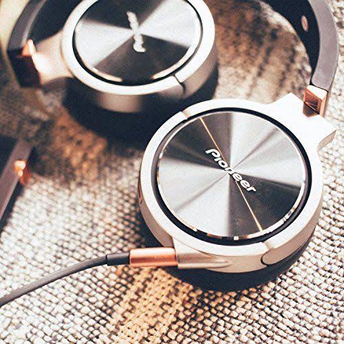 Closed Dynamic Headphones with Detachable Cable P81124