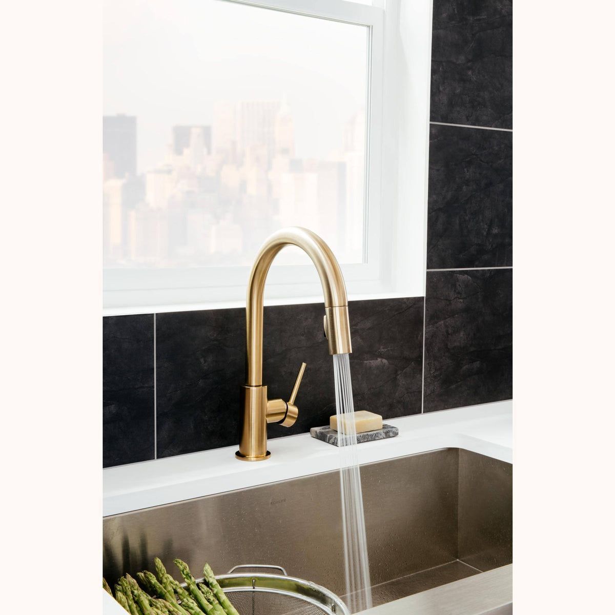 Black Stainless Single Handle Pull-Down Kitchen Faucet Y6929